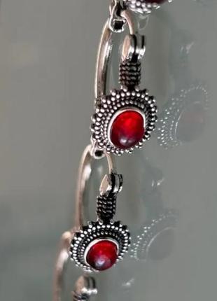 Шикарні сережки в срібному кольорі, яскравий рубіновий камінь6 фото