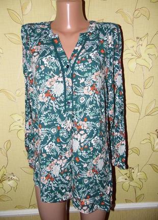 Блуза сорочка з квітковим принтом.