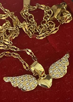 Кулон крылья ангела с сердцем, украшенные белыми фианитами. золотого цвета.