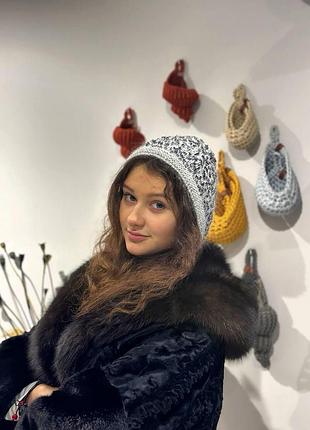 Шапка чепчик в'язана з паєтками чорна молодіжна ручна робота