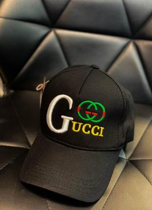 Чорна чоловіча кепка