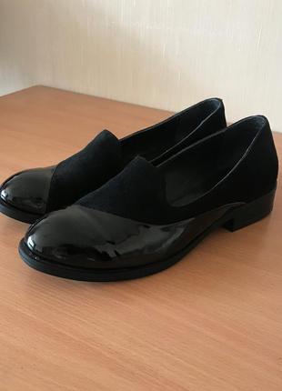 Классические замшевые черные туфли с лаковым носком1 фото