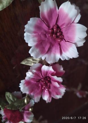 Венок из искусственных цветов, цветы из мягкой ткани9 фото