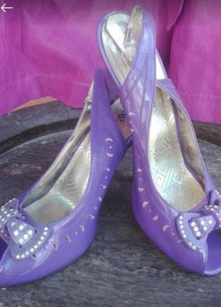 Босоножки женские на каблуках