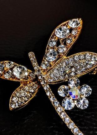 Жіноча брошка у вигляді бабки золотистого кольору з кристалами та камінням3 фото
