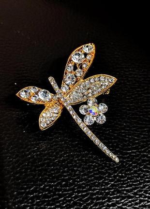 Женская брошь в виде стрекозы золотистого цвета с кристаллами и камнями