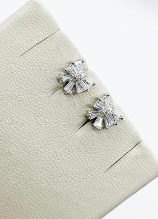 Сережки-пуссеты серебряные с кубическим цирконием "бантик" 1,61 г