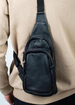 Стильна сумка чоловіча - бананка, слінг нагрудна з натуральної шкіри на блискавці чорна10 фото