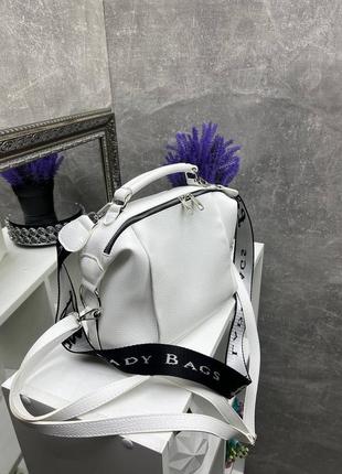 Белая стильная трендовая качественная сумочка кроссбоди с двухю цепочками3 фото