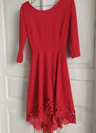 Яркое красное платье с асимметричным подолом и перфорацией2 фото