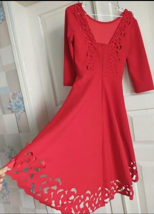Яркое красное платье с асимметричным подолом и перфорацией3 фото