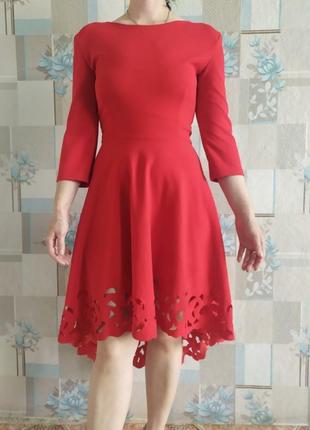 Яркое красное платье с асимметричным подолом и перфорацией4 фото