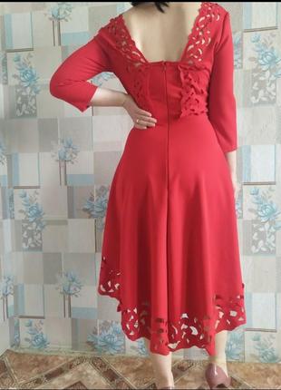 Яркое красное платье с асимметричным подолом и перфорацией5 фото