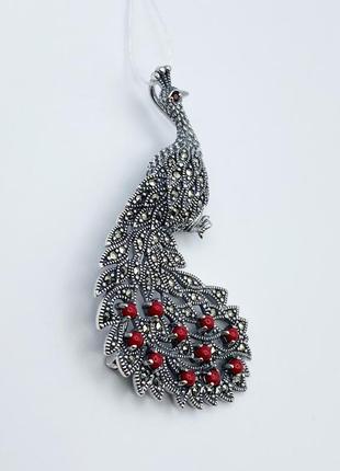 Брошка серебряная с марказитом,гранатом и кораллом "павлин" 10,98 г