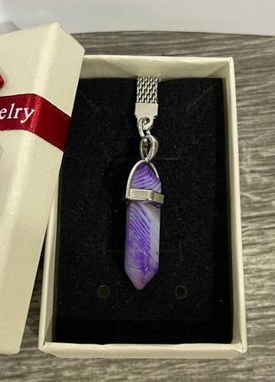Натуральный камень фиолетовый агат с прожилками кулон в виде кристалла шестигранника - подарок парню девушке7 фото