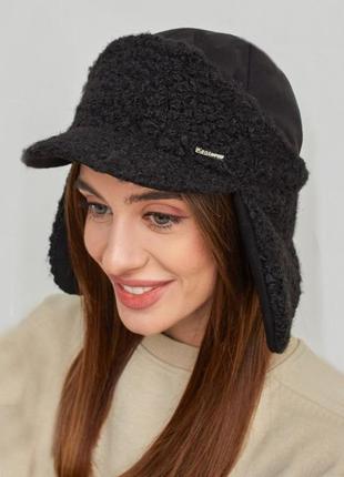Зимняя теплая черная шапка ушанка с козырьком1 фото