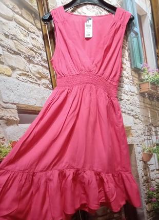 Штапельне сукню з воланом кольору фуксія