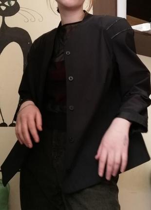 Чорний жіночий діловий ретро піджак з плечима в стилі мінімалізм і підплічниками4 фото