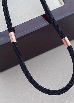 Шнурок жгут серебряный с позолоченными вставками на шею черный4 фото