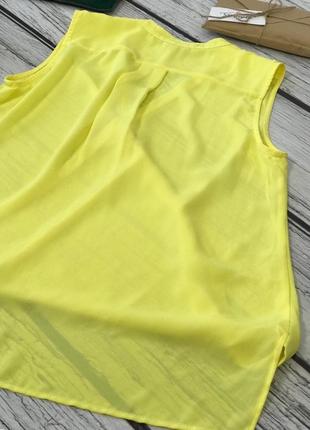 Лимонная желтая летняя блуза топ без рукавов на запах с v-образным вырезом2 фото
