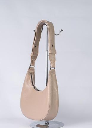 Женская сумка бежевая сумка полукруг сумка на широком ремне сумка полумесяц рептилия2 фото