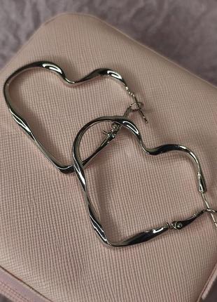 Большие серьги кольца в форме сердечек3 фото