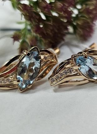 Золоті сережки з натуральним камінням листочок з блакитним топазом та білими фіанітами1 фото
