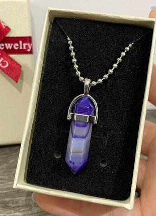 Натуральний камінь фіолетовий агат з прожилками кулон у вигляді кристала шестигранника на ланцюжку - подарунок в коробочці