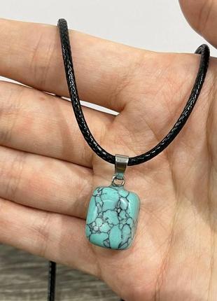 Натуральний камінь бірюза - кулон талісман в формі "міні блок" на шнурку - оригінальний подарунок хлопцю, дівчині