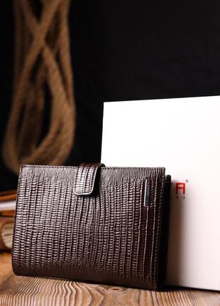 Лакированное мужское портмоне с хлястиком из натуральной фактурной кожи karya 21194 коричневый9 фото