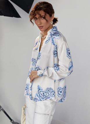Женская блузка на пуговицах с цветочным узором3 фото