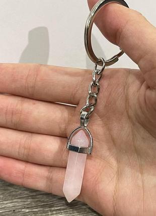 Натуральный камень розовый кварц кулон в виде кристалла шестигранника на брелке - подарок парню, девушке