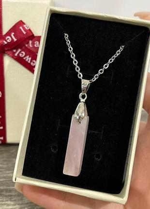Натуральний камінь рожевий кварц кулон талісман прямокутної форми на ланцюжку - оригінальний подарунок хлопцю, дівчині в коробочці