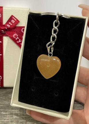 Натуральный камень сердолик кулон в форме сердечка на брелке для ключей - подарок девушке в коробочке