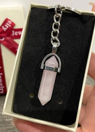 Натуральный камень розовый кварц кулон маятник в виде кристалла шестигранника на брелке - подарок в коробочке