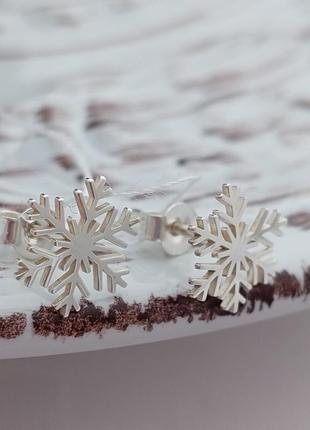 Серьги гвоздики серебряные снежинки без камней5 фото