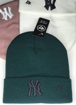 Женская зимняя шапка new yorker с подворотом вышитый логотип белая розовая зеленая теплая высокая лопата10 фото