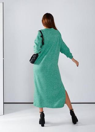 Теплое длинное платье миди прямого кроя свободное оверсайз с разрезом со спущенным плечем свитер джемпер ангора чёрное голубое лаванда розовое зелёное5 фото