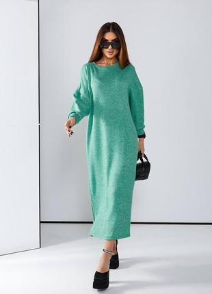 Теплое длинное платье миди прямого кроя свободное оверсайз с разрезом со спущенным плечем свитер джемпер ангора чёрное голубое лаванда розовое зелёное7 фото