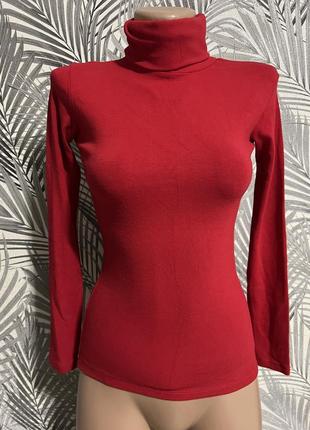 Красная водолазка женская