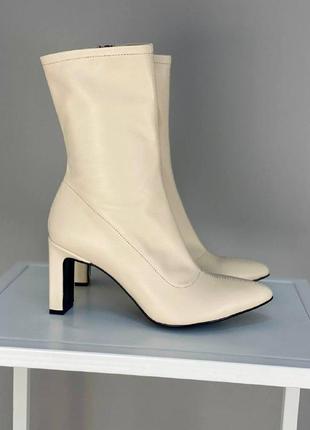 Ботинки женские кожаные молочные на каблуке демисезонные