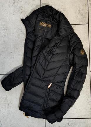 Жіноча зимова пухова брендова курточка michael kors в чорному кольорі розмір м2 фото