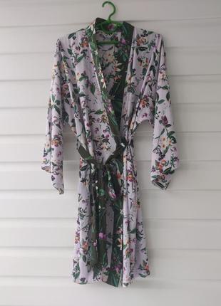 Короткий атласний халат із квітковим принтом на запах m&s collection6 фото