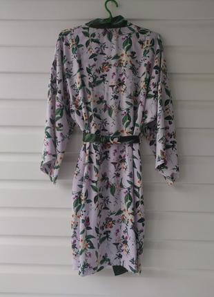 Короткий атласний халат із квітковим принтом на запах m&s collection7 фото