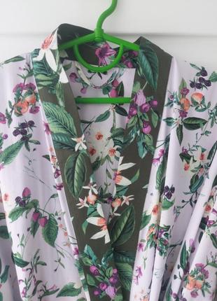 Короткий атласний халат із квітковим принтом на запах m&s collection8 фото