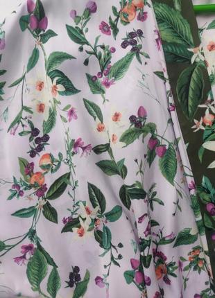 Короткий атласний халат із квітковим принтом на запах m&s collection9 фото