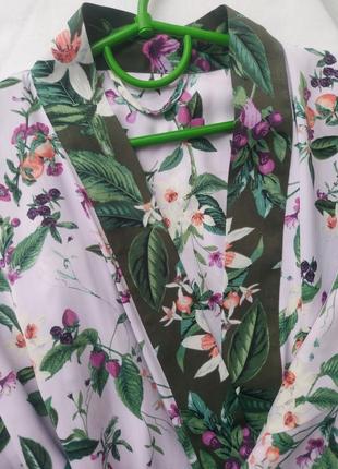 Короткий атласний халат із квітковим принтом на запах m&s collection5 фото