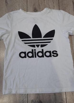 Футболка білого кольору, фірми "adidas ", плече 8,5 см; об'єм 72 см, довжина 46 см.