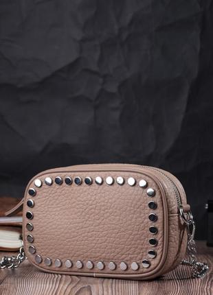 Женская кожаная сумка декорированная металлическими кнопками vintage 22335 бежевая6 фото