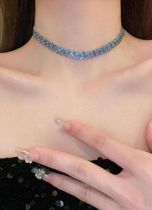Кольє жіноче укорочене з камінчиками без бренду сріблясте з блакитним